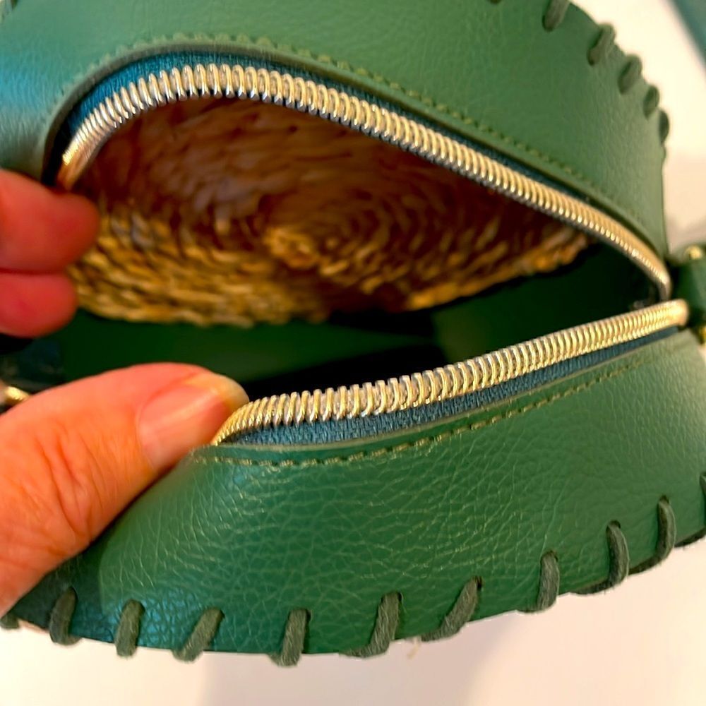 Bath and body Works round wicker Crossbody purse new small - Picture 5 of 7
